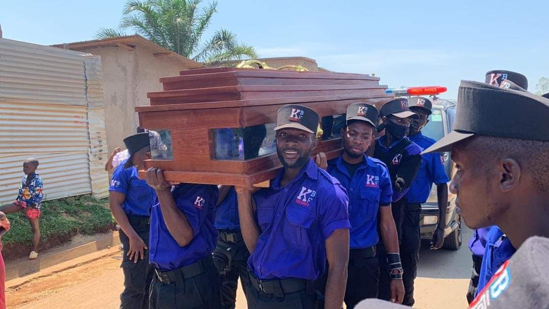 Ituri:Tué à Bunia par des inconnus,un agent de gardiennage du Groupe KBF enterré sous de vives émotions