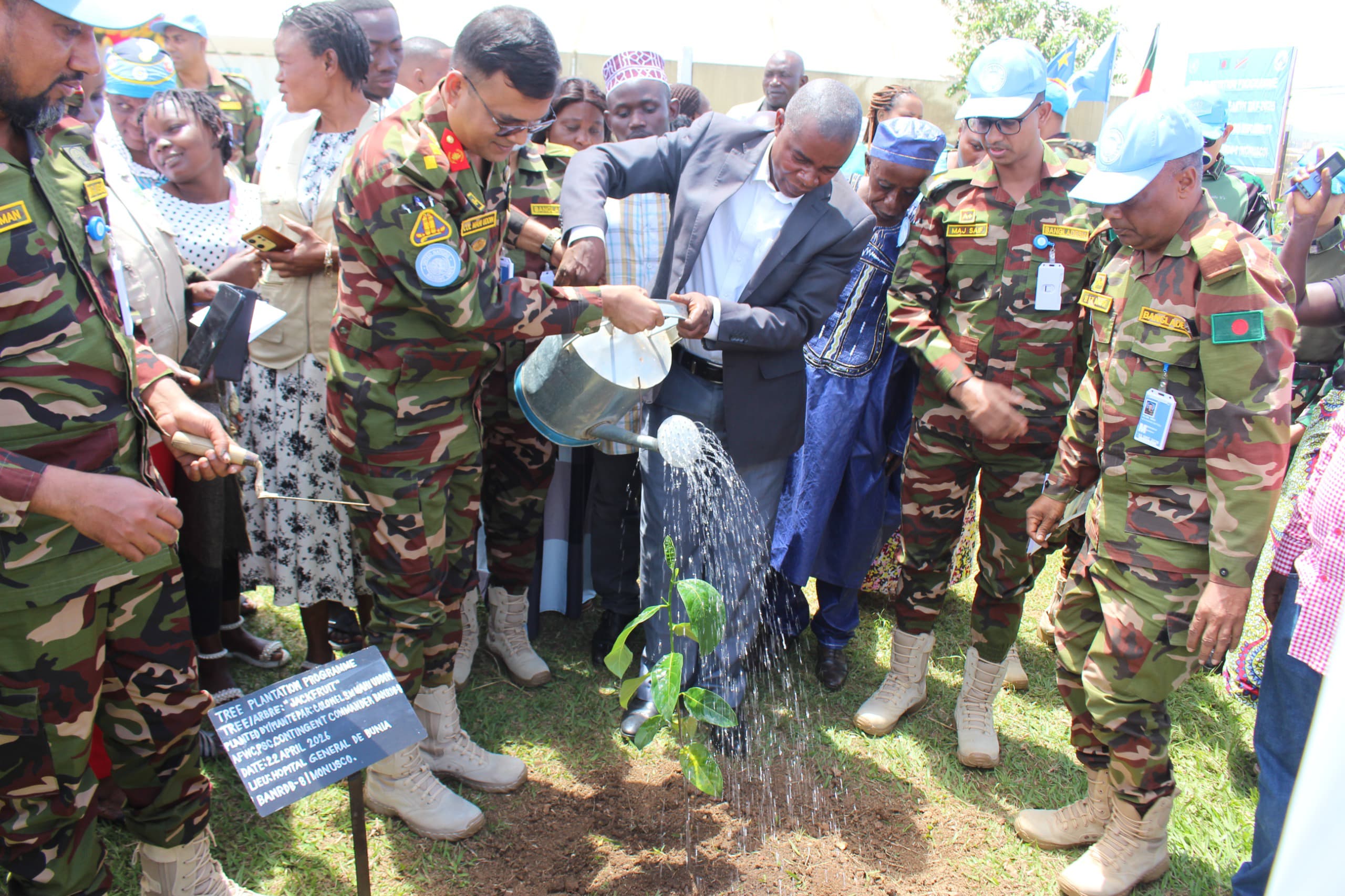 Bunia : le contingent bangladais de la MONUSCO (BANRDB-8) plante 200 arbres fruitiers pour célébrer la Journée mondiale de la Terre