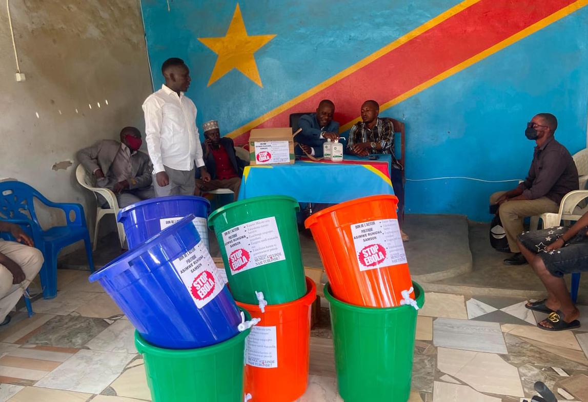 Ebola à Irumu : Asimwe Ruhigwa Samson dote plusieurs villages en lavabos et désinfectants pour freiner la propagation de la maladie