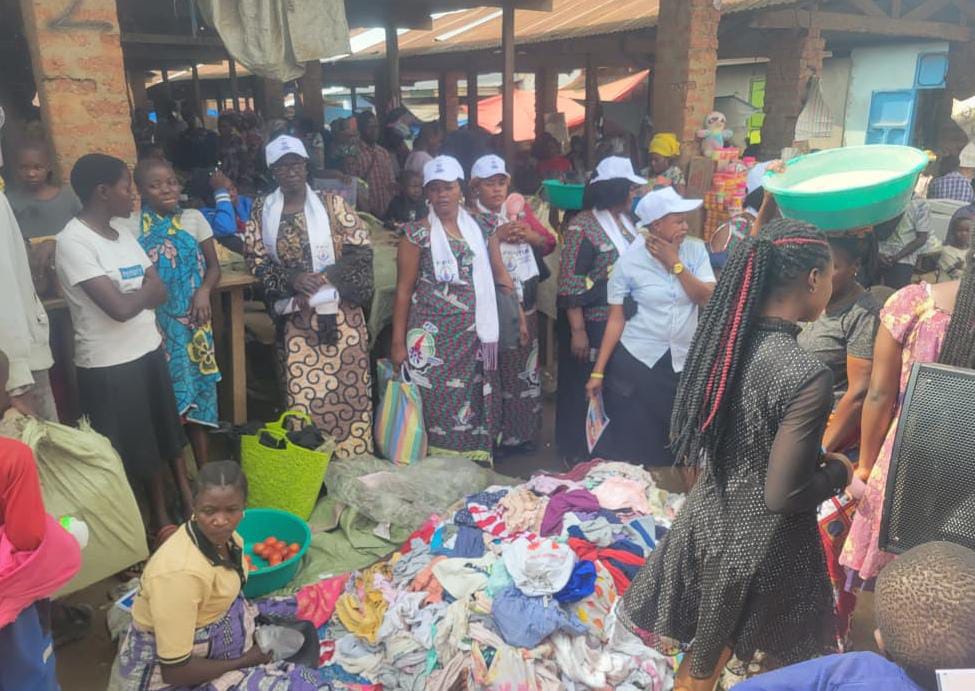 Bunia : des femmes entrepreneures de la FEC sensibilisent contre Ebola au marché Kolomani