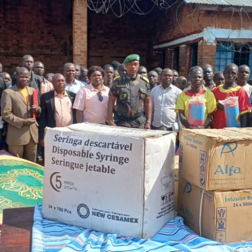 Mahagi social:L’administrateur armé du Territoire de Mahagi et Monsieur Unega Masikini assistent les détenus de la Prison de Mahagi