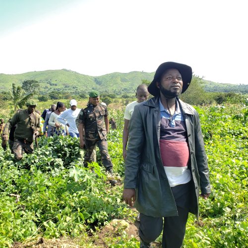 Ituri/Irumu:Un chef milicien reconverti dans l’agriculture reçoit la visite de l’Administrateur Militaire à Nyankunde