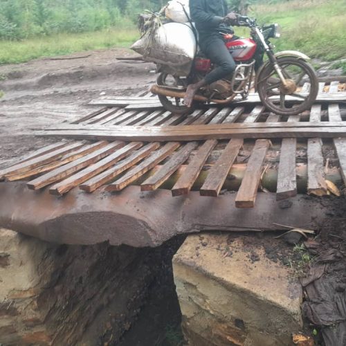 Mahagi : Sa Majesté le chef de la chefferie inaugure le pont Agata à Djuvudho