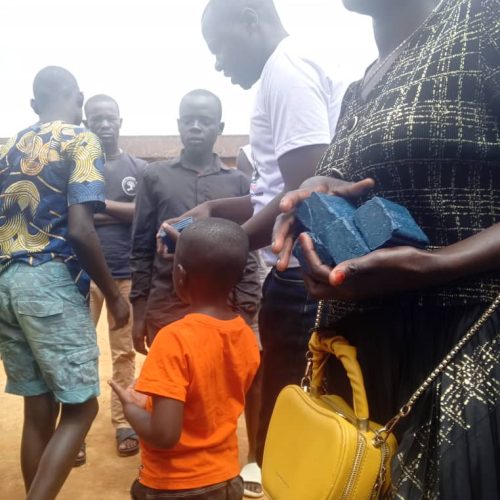 Page Rose:Dix ans de mariage:Le couple Samuel Munguromo–Florence apporte du sourire à la prison centrale de Mahagi