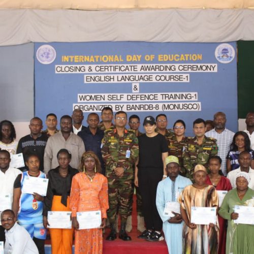 Journée internationale de l’éducation : à Bunia, des Casques bleus bangladais de la MONUSCO forment 32 jeunes en anglais et en autodéfense féminine