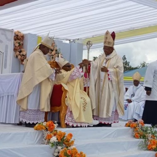 Diocèse de Wamba : Mgr Emmanuel Ngona entre officiellement en fonction, sous l’autorité du cardinal Ambongo
