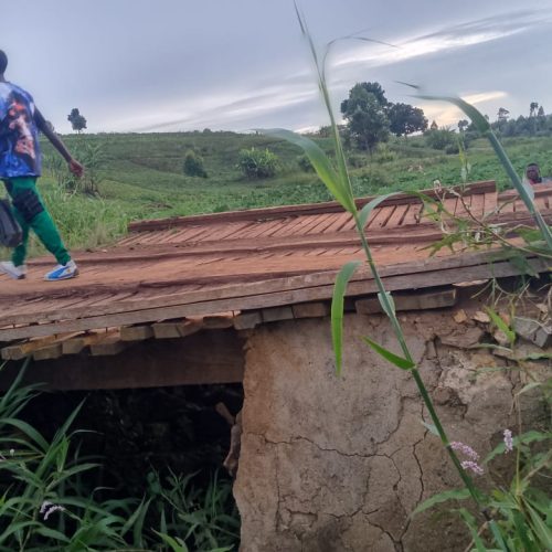 Alerte : le pont Awino menace de s’effondrer, trafic suspendu dans la chefferie des Djukoth