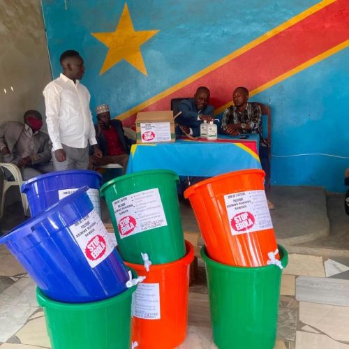 Ebola à Irumu : Asimwe Ruhigwa Samson dote plusieurs villages en lavabos et désinfectants pour freiner la propagation de la maladie
