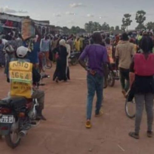 Beni : un triporteur percute un cortège funèbre, le cercueil endommagé