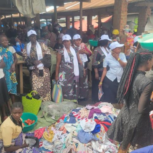 Bunia : des femmes entrepreneures de la FEC sensibilisent contre Ebola au marché Kolomani